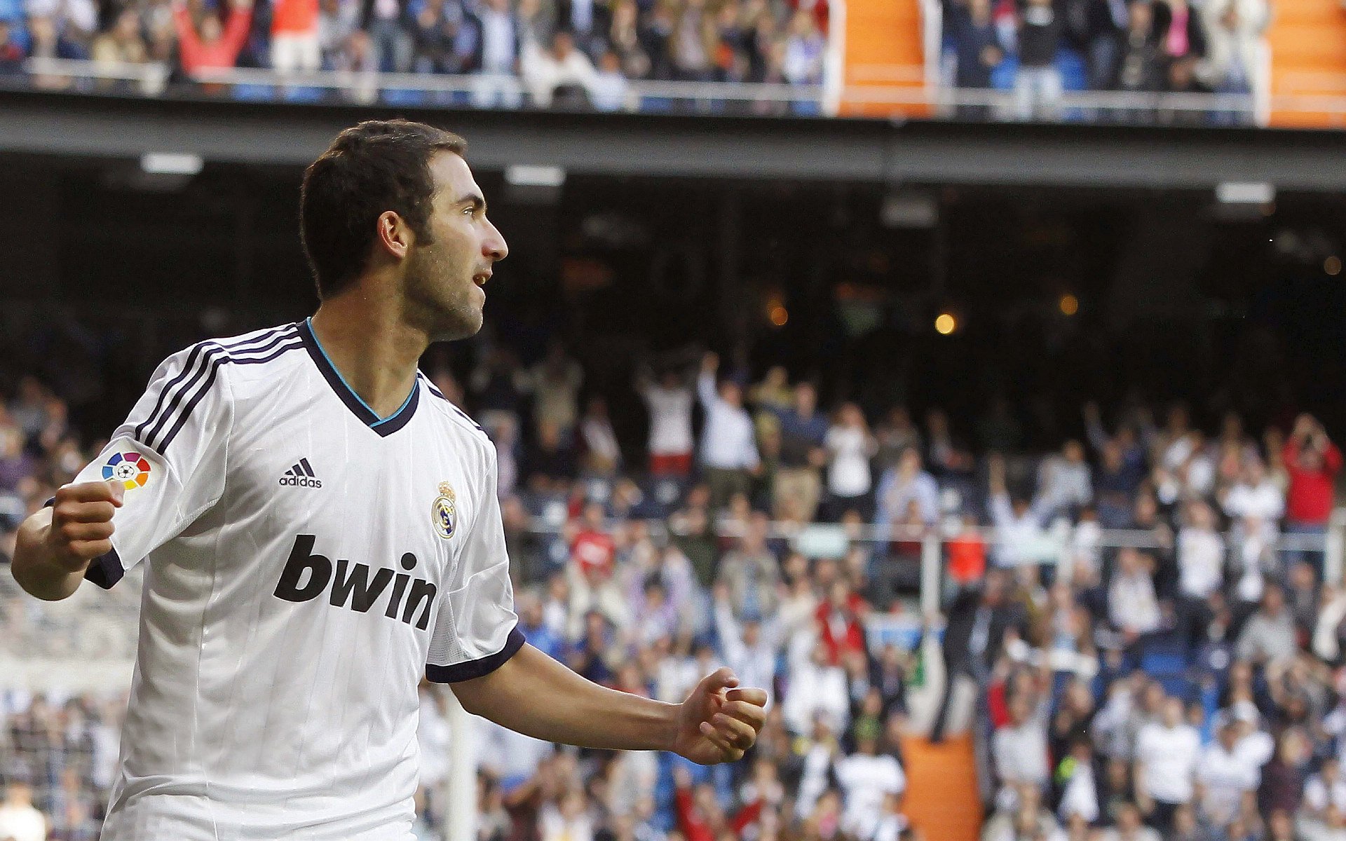 ac米兰中文官网-西甲-姆巴佩双响贝林厄姆建功 皇马4-0瓦伦西亚各赛事6连胜，西甲皇马对瓦伦西亚集锦